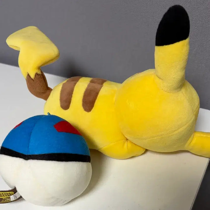 [BUNJANG] Pokemon Pikachu Sleeping Plush + Poké Ball / 잠자는 피카츄 인형 + 슈퍼볼 인형 정품