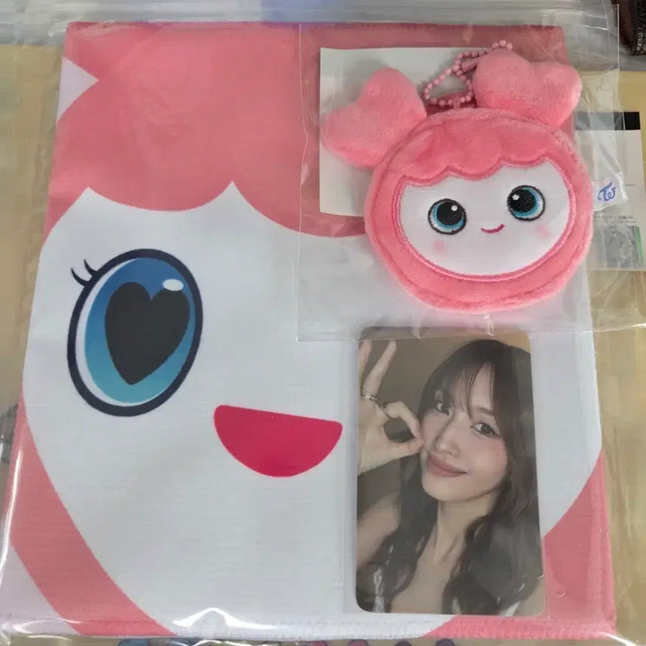 [BUNJANG] TWICE Momo Popup Store Set (Lovely Mobly Slogan, Mini Uchiwa Keyring, Photocard) / 트와이스 팝업 twice 모모 세트(라부리 모부리 슬로건, 미니우치와키링