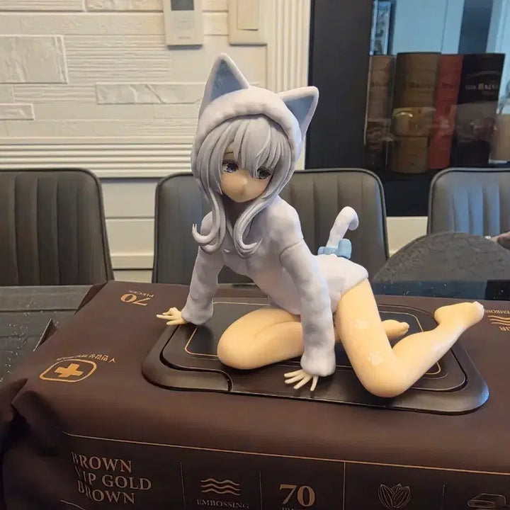 [BUNJANG] White Cat Wearing Brown Hoodie Figure / 피규어 고양이후드복 갈색