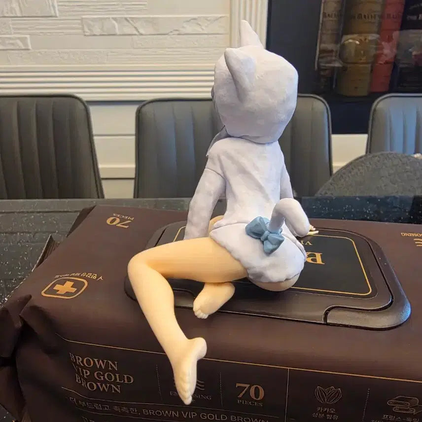 [BUNJANG] White Cat Wearing Brown Hoodie Figure / 피규어 고양이후드복 갈색