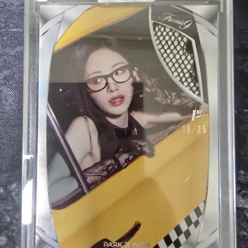 [BUNJANG] fromis_9 Park Jiwon 19/25 Limited Edition Autographed Game-Worn Gloves Relic / 테레카 프로미스나인 박지원 19/25 한정 실착 장갑 렐릭