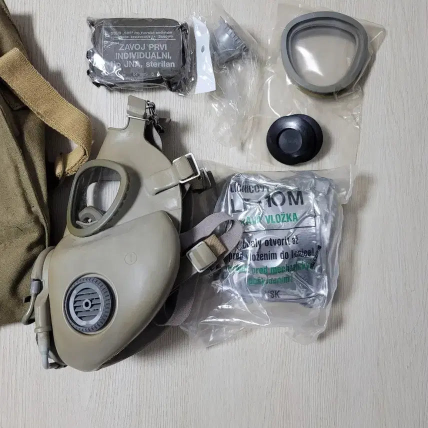 [BUNJANG] Czech M10 Gas Mask Set / 체코 m10 방독면