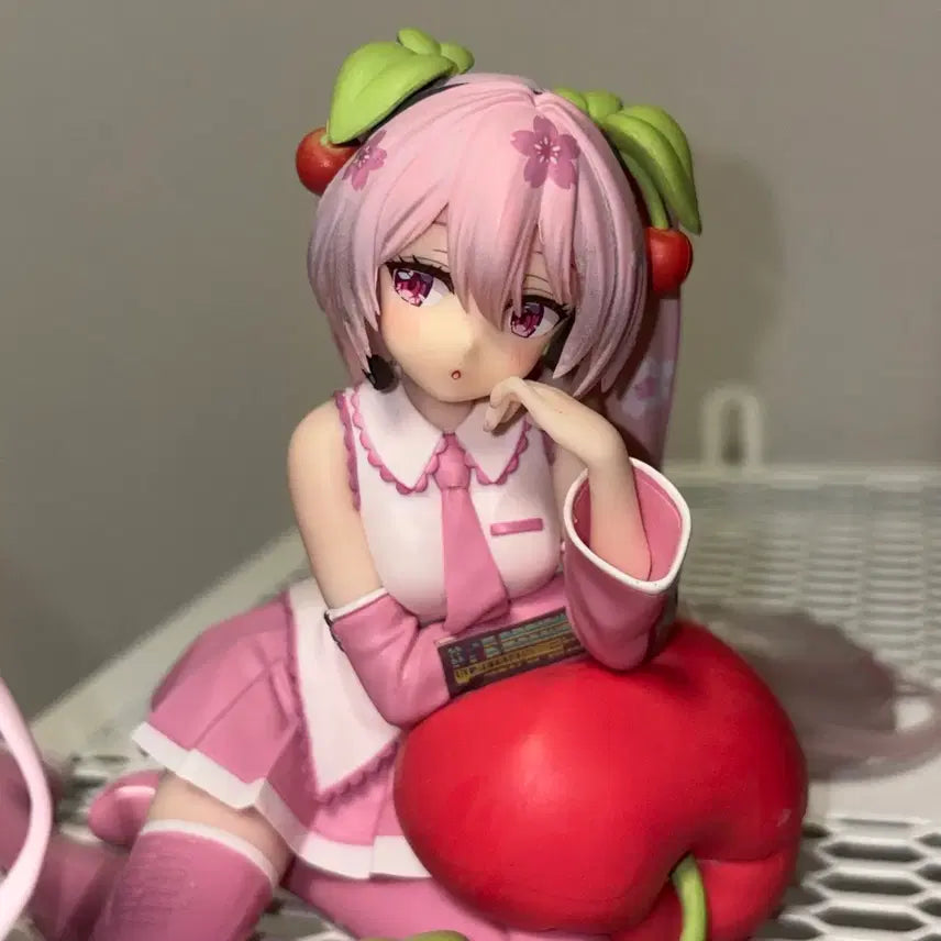 [BUNJANG] Taito Hatsune Miku Sakura Miku Cherry Cushion Figure / 타이토 하츠네미쿠 사쿠라 미쿠 데스크탑 체리 쿠션 피규어