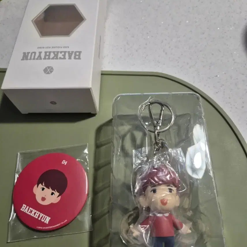 [BUNJANG] EXO Baekhyun Figure Keyring &amp; Badge Set / EXO 백현 피규어 키링 뱃지 세트