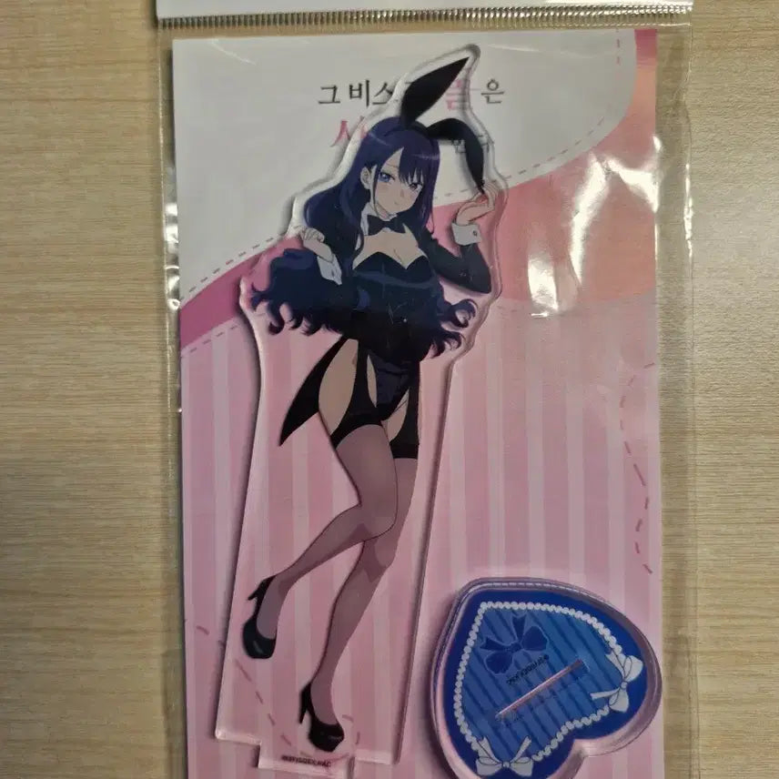 [BUNJANG] Bisque Doll Arisa Acrylic Stand &amp; Badge Bundle Set (Sealed) / (미개봉,일괄) 비스크돌 아리사 아크릴 스탠드랑 뱃지 판매합니다.