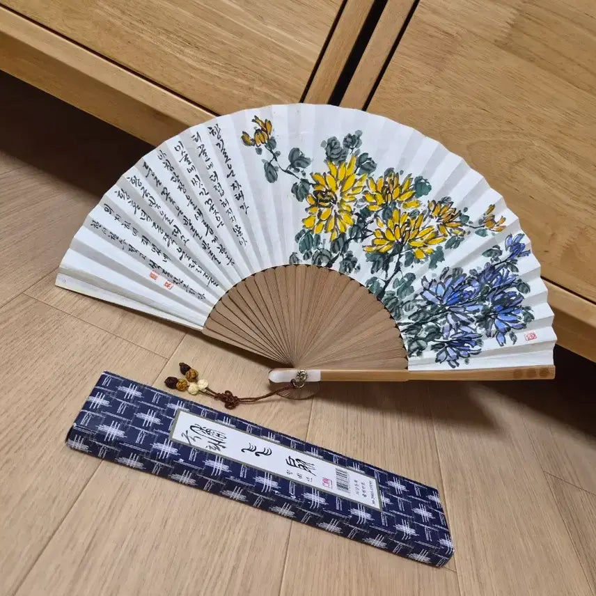 [BUNJANG] Luxury Folding Fan with Chrysanthemum Painting / 고급 전통 접이식 부채 (국화 그림)