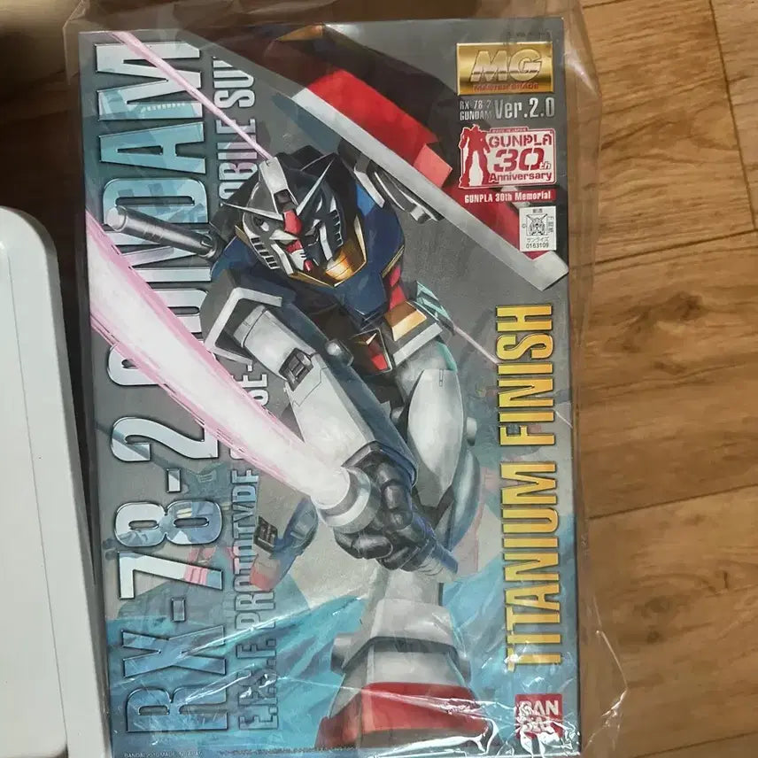 [BUNJANG] Master Grade RX-78-2 Gundam Titanium Finish Ver. 2.0 Model Kit / MG 퍼스트건담 티타늄 피니시 Ver.2.0