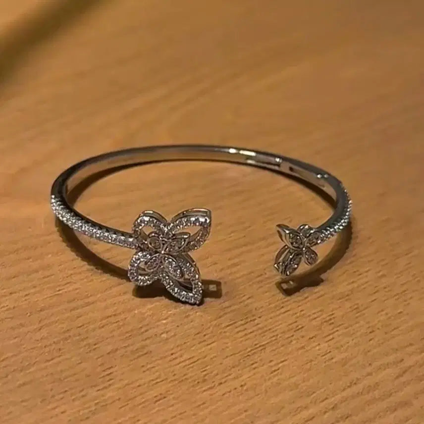 [BUNJANG] Graff Butterfly Silhouette 18K White Gold Diamond Bracelet / 그라프 버터플라이 실루엣 18K 화이트골드 다이아 팔찌 여성용