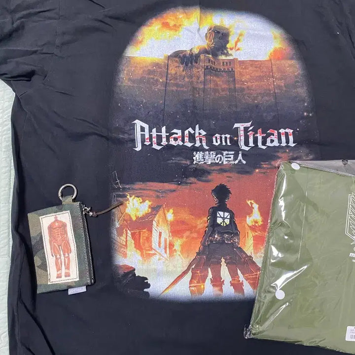 [BUNJANG] Attack on Titan Mahgrid T-Shirt (L) &amp; Keychain &amp; Raincoat Bundle / 진격의거인 마하그리드 티셔츠L 키링 우비 일괄