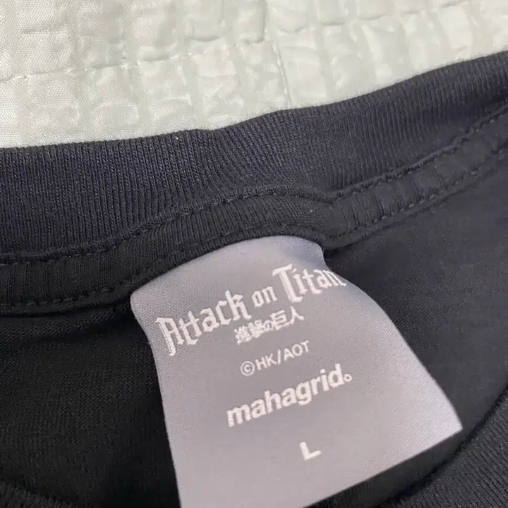 [BUNJANG] Attack on Titan Mahgrid T-Shirt (L) &amp; Keychain &amp; Raincoat Bundle / 진격의거인 마하그리드 티셔츠L 키링 우비 일괄