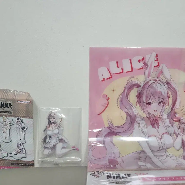 [BUNJANG] Goddess of Victory: NIKKE Acrylic Stand G Ver. + K Ver. Card Set / 승리의 여신 니케 아크릴 스탠드 G상+K상 카드세트 7천원에 팝니다