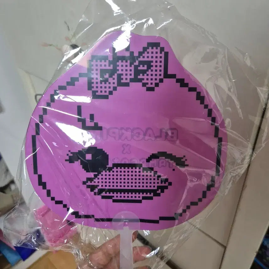 [BUNJANG] Blackpink Lisa Tamagotchi with Keyring &amp; POB Fan / 블랙핑크 다마고치-리사키링&amp;특전부채