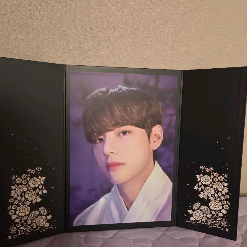 [BUNJANG] BTS V Dalmajung Premium Photo (Unsealed) / 방탄소년단(BTS) 뷔 달마중 프리미엄 포토 (개봉)