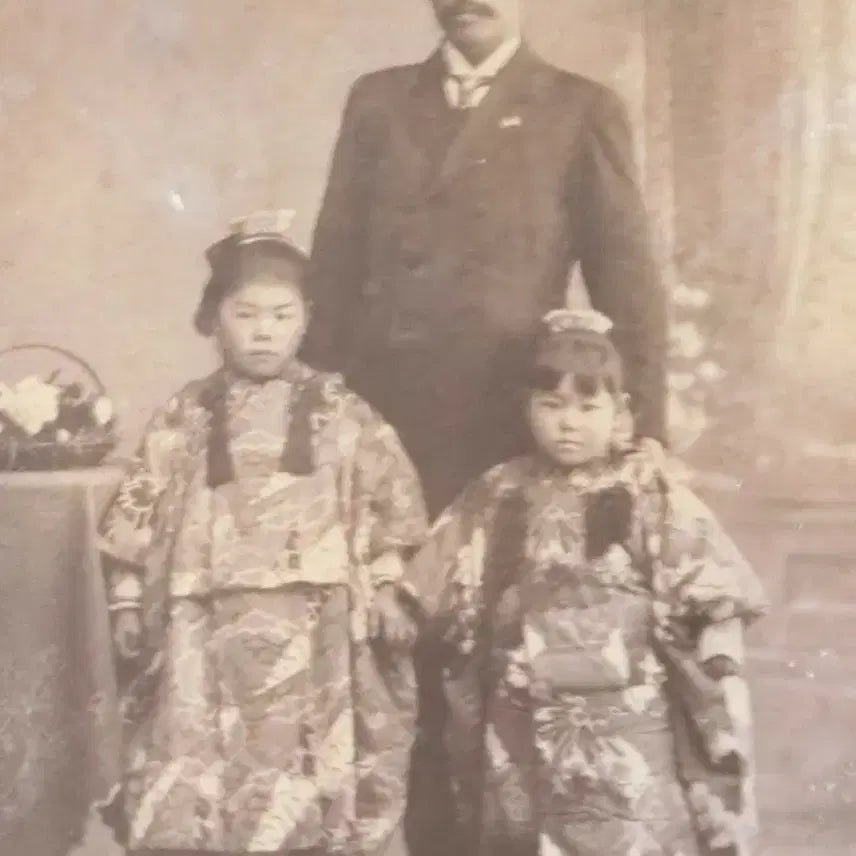 [BUNJANG] Japanese Colonial Era Pyong Yang Photo Studio Family Portrait / 일제시대  평양 사진관에서 찍은 새해 가족사진