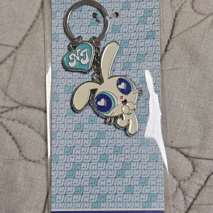 [BUNJANG] NewJeans Rabbit Metal Keyring (Sealed) / [미개봉] 뉴진스 토끼 메탈 키링