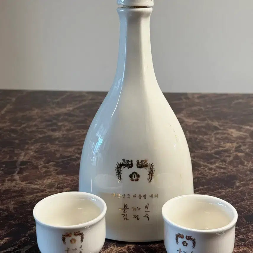 [BUNJANG] Moon Jae-in Presidential Ceramic Liquor Bottle and Cup Set / 문재인 대통령 술병 술잔 세트 (세트당 가격)