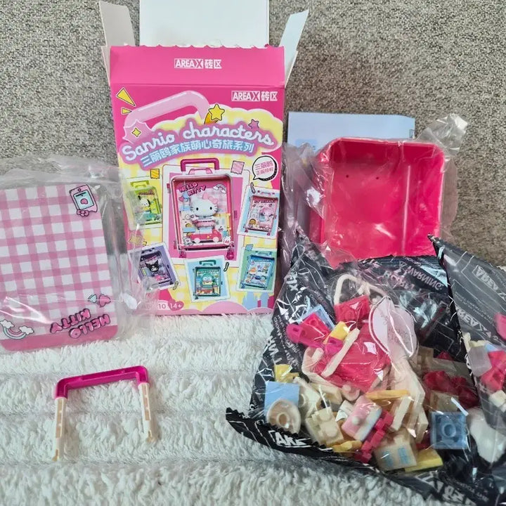 [BUNJANG] Sanrio Hello Kitty Mini Suitcase Block Figure / 정품) 헬로키티 미니 캐리어 블록 피규어 새제품