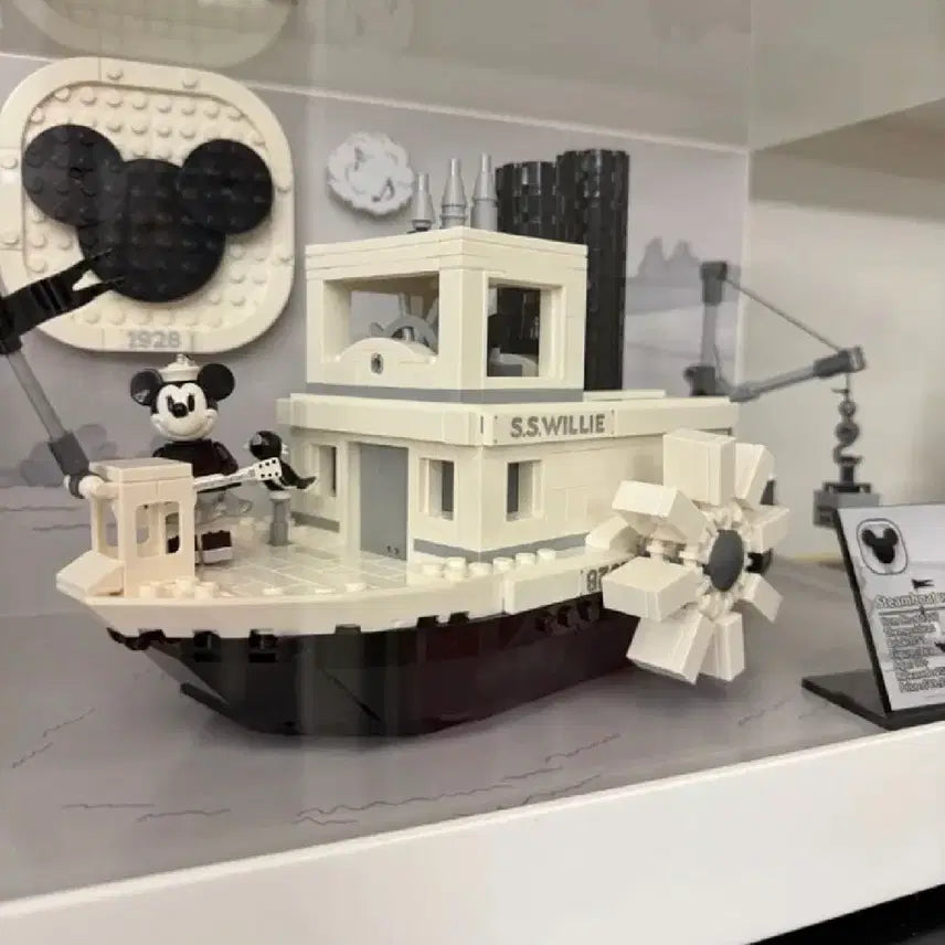 [BUNJANG] LEGO Ideas Steamboat Willie 21317 + Mazinger Acrylic Case / 레고 21317 스팀보트 윌리 + 마징가 아크릴 케이스
