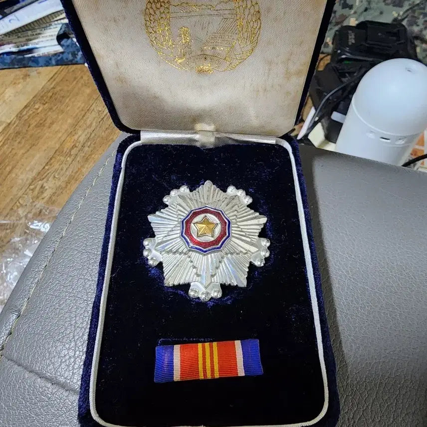 [BUNJANG] North Korea National Flag Medal Class 3 Full Set with Case and Ribbon Bar / 북한 국기 훈장 제3급 (케이스, 약장 포함 풀세트)