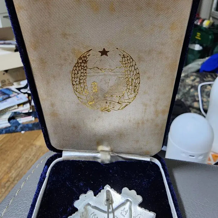 [BUNJANG] North Korea National Flag Medal Class 3 Full Set with Case and Ribbon Bar / 북한 국기 훈장 제3급 (케이스, 약장 포함 풀세트)
