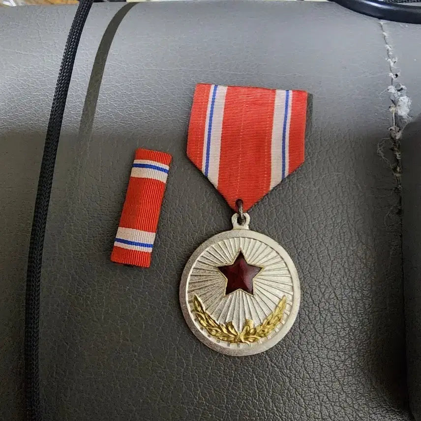[BUNJANG] North Korean Medal of Merit / 북한 공로메달 (메달, 약장)