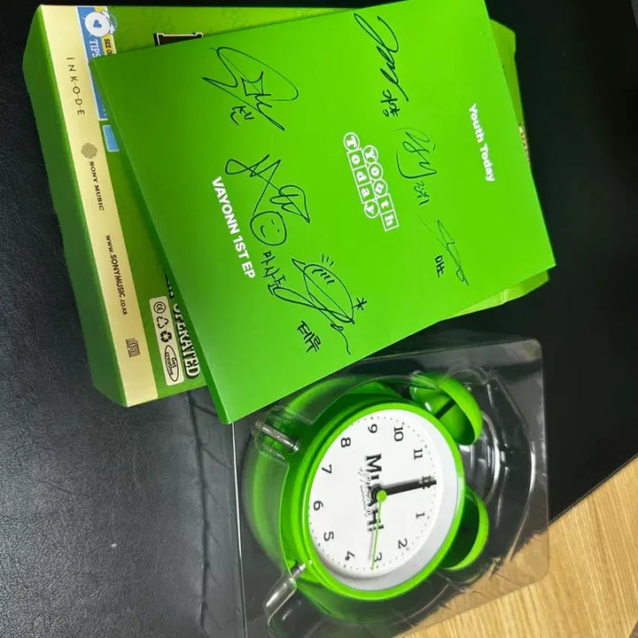 [BUNJANG] VAYONN 1st EP Album Signed Set with Photocard and Watch Goods / vayonn 싸인앨범 + 포토카드 + 시계굿즈