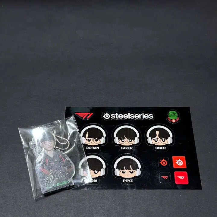[BUNJANG] T1 Faker Woori Bank Keychain + Sleek Keychain + Group Photocard + Sticker Set / 페이커 우리은행 키링+슬릭 키링+단체 포카+스티커 등