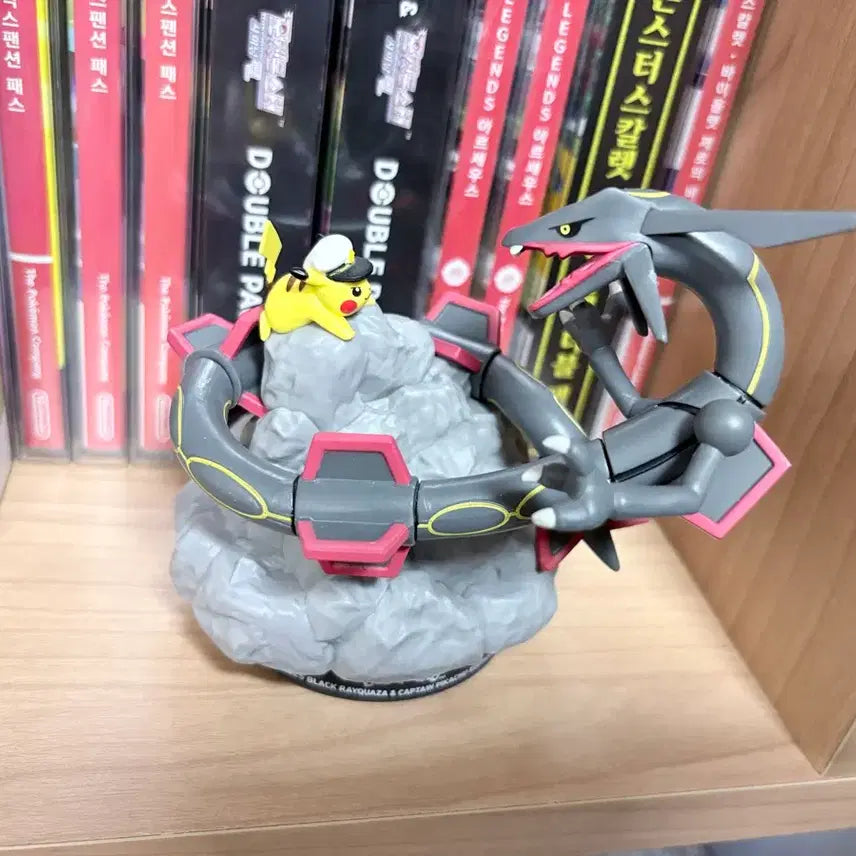 [BUNJANG] CGV Shiny Rayquaza Captain Pikachu Figure / cgv 이로치 레쿠쟈 캡틴 피카츄 피규어
