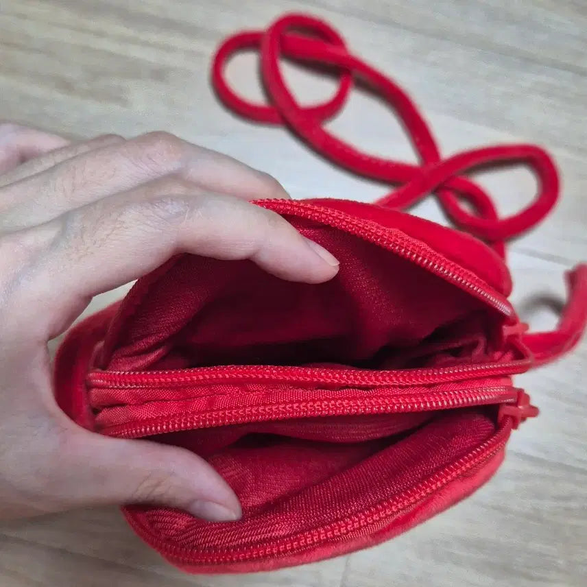 [BUNJANG] Crayon Shin-chan Red Pouch Wallet Crossbody Bag / 짱구 파우치 지갑 크로스백 레드