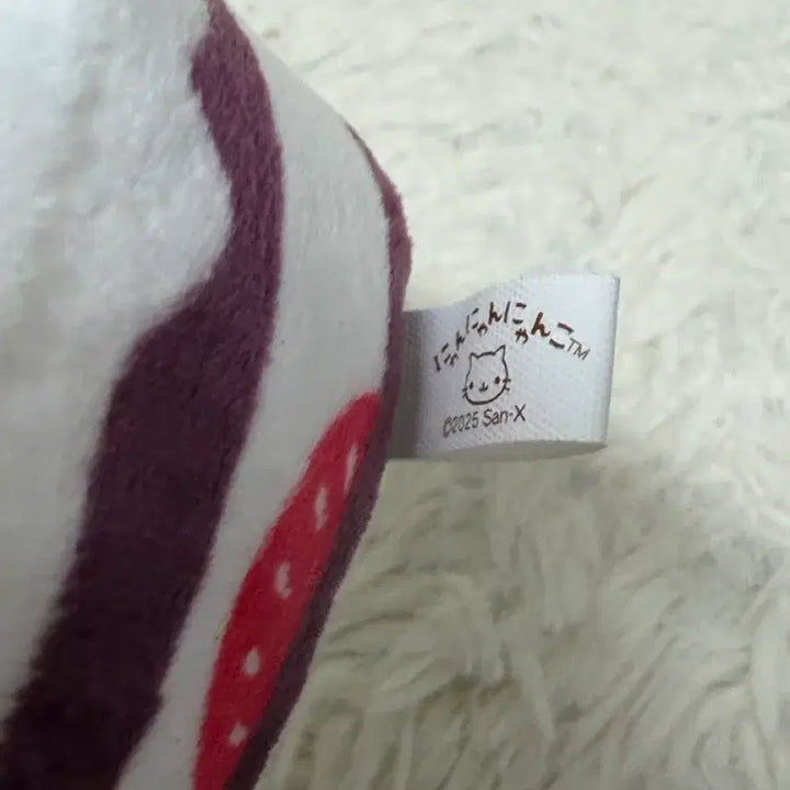 [BUNJANG] NyangNyangNyangCo Strawberry Cake Plush Keychain / 냥냥냥코 딸기케이크 인형키링 산엑스