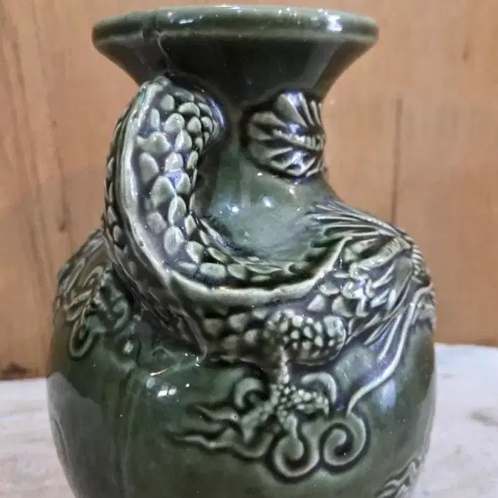 [BUNJANG] 1970s-1980s Korean Celadon Porcelain Vase with Dragon Motif / 근대사  / 7 ~ 80년대 양각 녹유 용문 도자기 화병