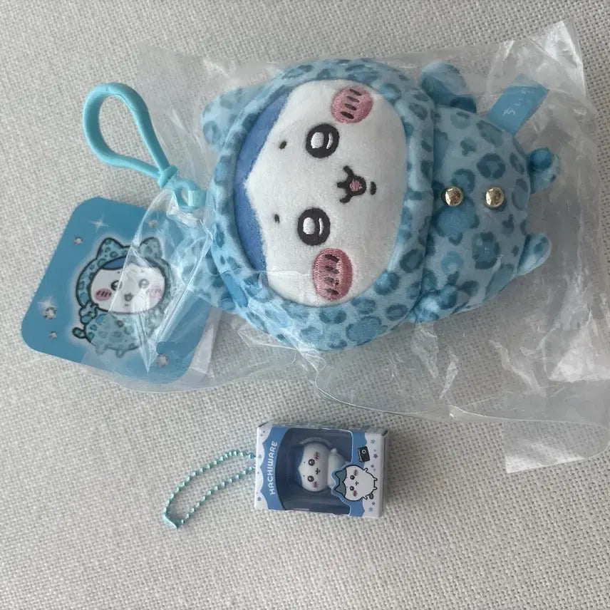 [BUNJANG] Chiikawa Hachiwara Pajama Plush Keychain &amp; Rice Ball Figure Set / 치이카와 초코 박스 쌀알 피규어 하치와레 파자마 인형 키링 세트