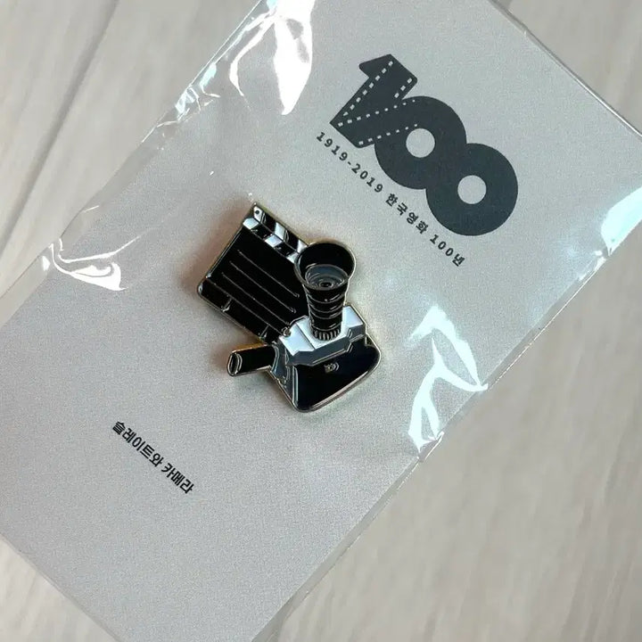 [BUNJANG] 2019 Korean Cinema Centennial Limited Edition Slate and Camera Pin Badge / [2019초희귀한정판]한국영화 100년기념 뱃지 슬레이트와카메라 뱃지