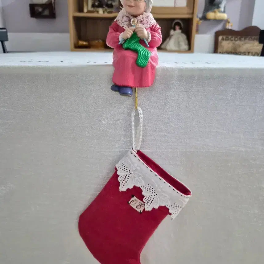 [BUNJANG] Hallmark Mrs. Santa Knitting Stocking Holder / 홀마크 미세스 산타 스타킹 홀더