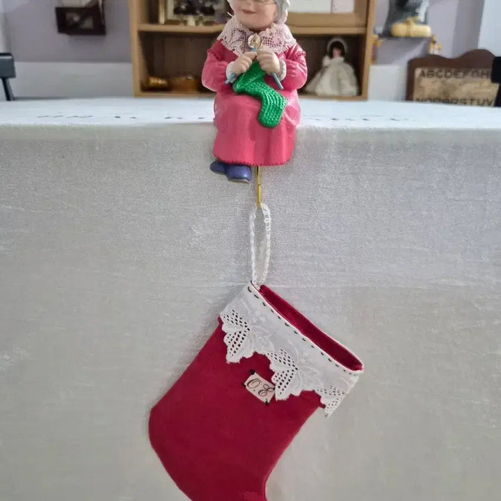 [BUNJANG] Hallmark Mrs. Santa Knitting Stocking Holder / 홀마크 미세스 산타 스타킹 홀더