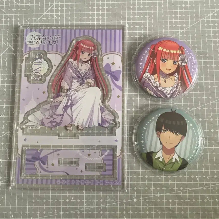 [BUNJANG] The Quintessential Quintuplets Nino Acrylic Stand &amp; Can Badge Bundle Set / 5등분의 신부 니노 아크릴 스탠드 및 캔뱃지 일괄