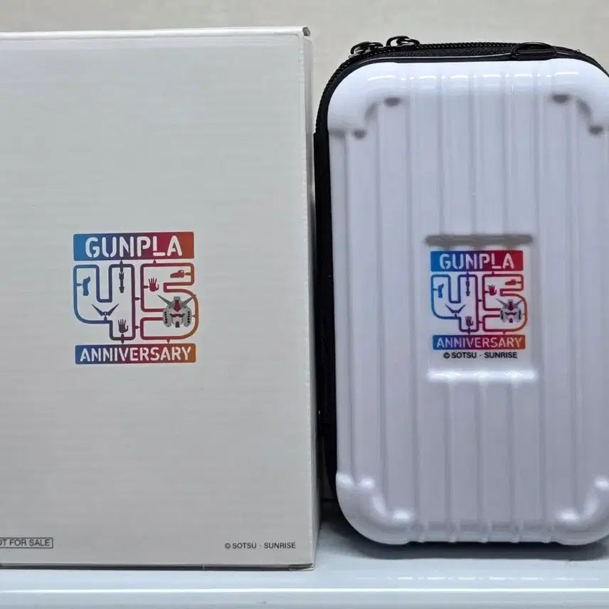 [BUNJANG] Bandai 45th Anniversary Gundam Luggage + Acrylic Case Bundle / 반다이 45주년 건담 캐리어+아크릴 케이스 일괄팝니다