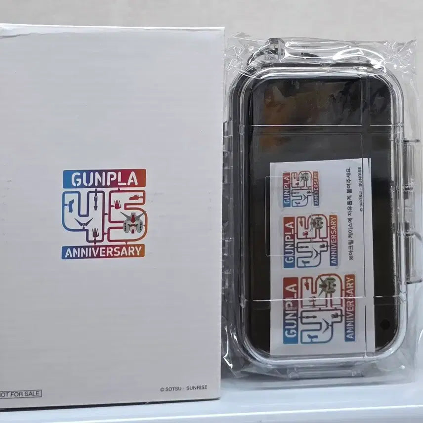 [BUNJANG] Bandai 45th Anniversary Gundam Luggage + Acrylic Case Bundle / 반다이 45주년 건담 캐리어+아크릴 케이스 일괄팝니다