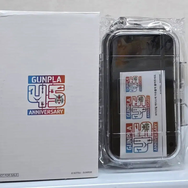 [BUNJANG] Bandai 45th Anniversary Gundam Luggage + Acrylic Case Bundle / 반다이 45주년 건담 캐리어+아크릴 케이스 일괄팝니다