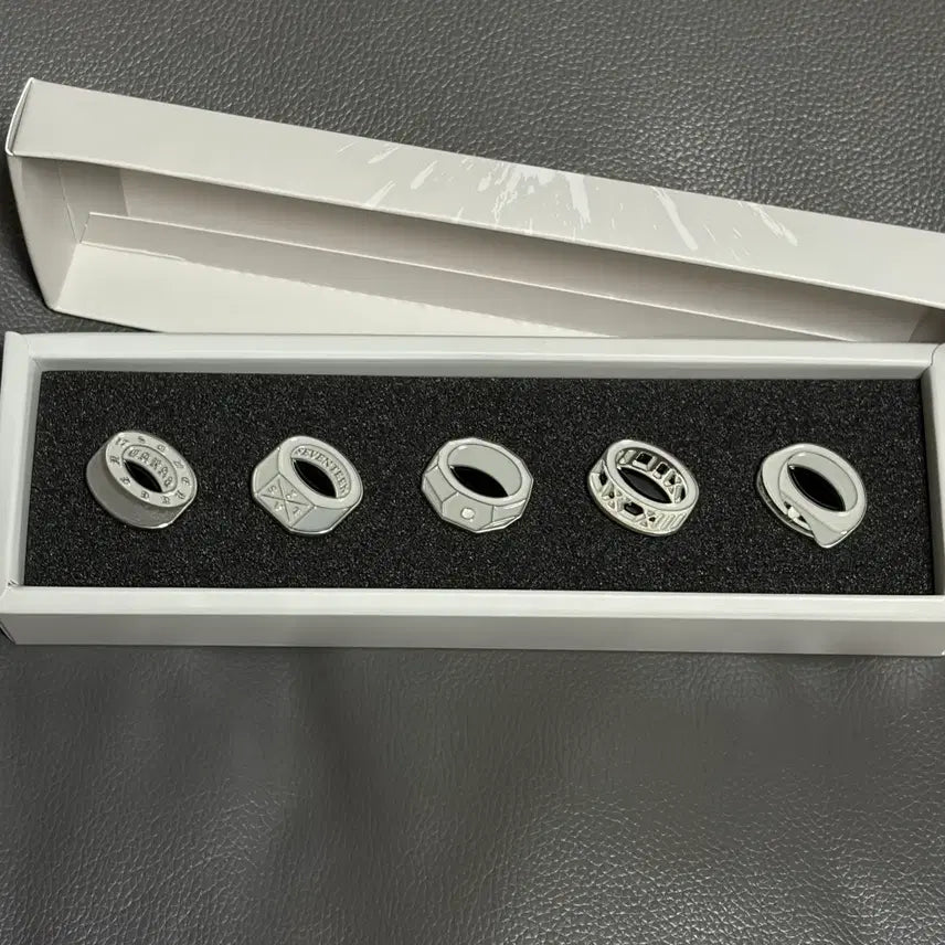 [BUNJANG] SEVENTEEN Ring Pin Badge Set / 더현대 위드뮤 세븐틴 10주년 정규5집 팀반지 핀뱃지 세트