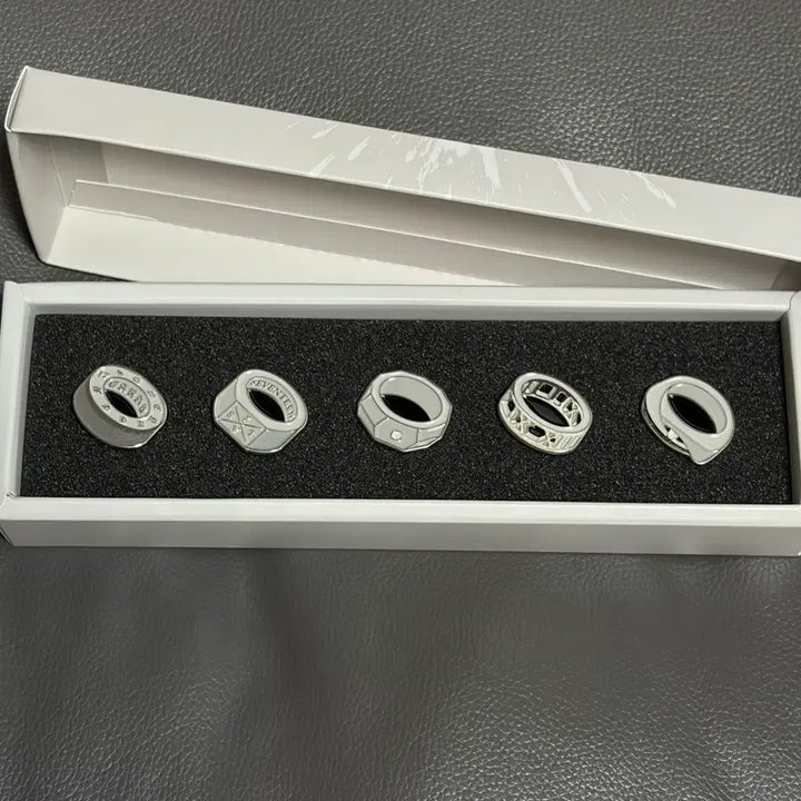 [BUNJANG] SEVENTEEN Ring Pin Badge Set / 더현대 위드뮤 세븐틴 10주년 정규5집 팀반지 핀뱃지 세트