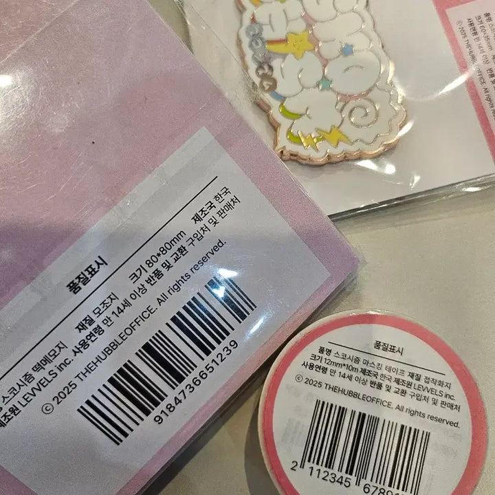 [BUNJANG] Sucosism 3-Set Bundle (Pin Button / Sticker / Memo Pad) / 오늘만 트가 스코시즘 3종 일괄 <핀버튼 / 스티커 / 메모지>