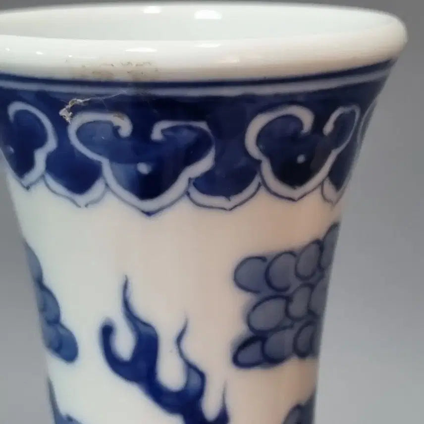 [BUNJANG] Qing Dynasty Kangxi Period Celadon Blue and White Dragon Vase / 대청강희년제 청화 운룡문 요령준. 고22.5