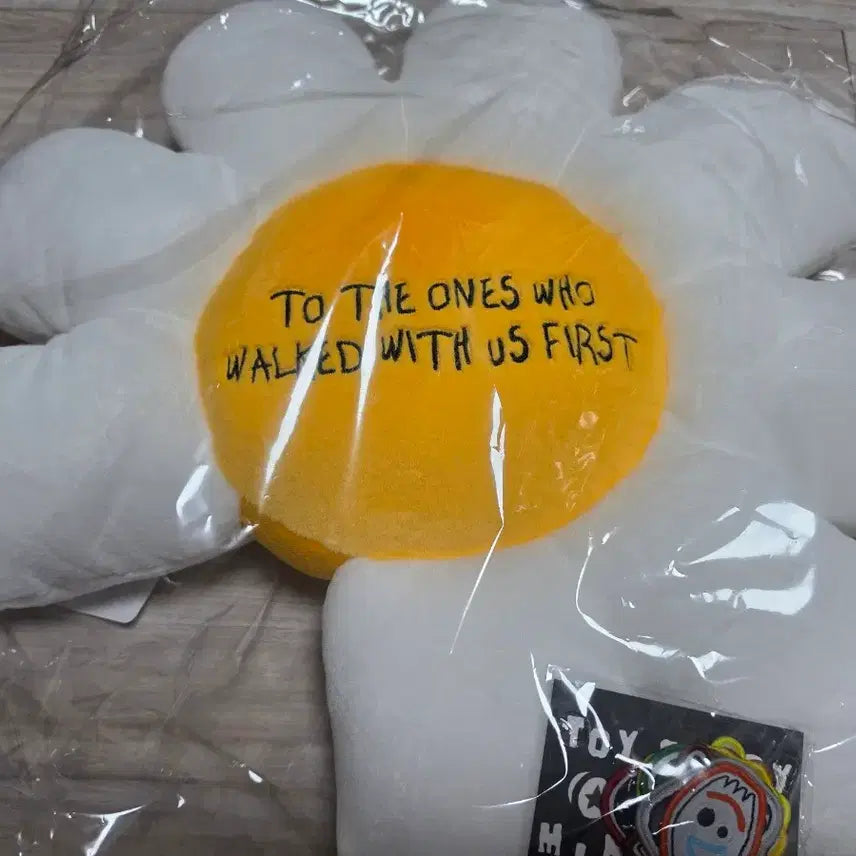 [BUNJANG] Peaceminusone Daisy Cushion / 택포6.2) 토이스토리 피스마이너스원 피마원 데이지쿠션