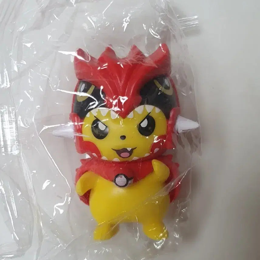 [BUNJANG] Poncho Pikachu &amp; Groudon Figure (New) / 판쵸피카츄 그란돈 피규어 새상품