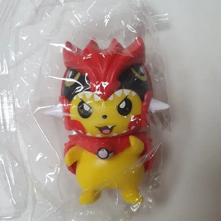 [BUNJANG] Poncho Pikachu &amp; Groudon Figure (New) / 판쵸피카츄 그란돈 피규어 새상품