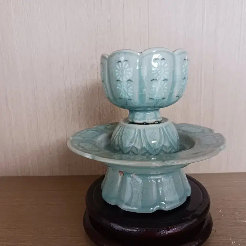 [BUNJANG] Goryeo Celadon Chrysanthemum Inlaid Design Tea Bowl Stand / 고려청자연화 국화문  잔잔대