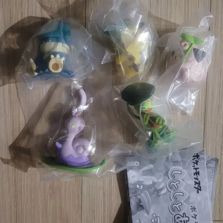[BUNJANG] Pokemon "Gently Falling Rain" Gacha Figure Set (5 Types, Sealed) / 포켓몬 보슬보슬 비 피하기 가챠 피규어 5종 미개봉 나무지기 피카츄 등