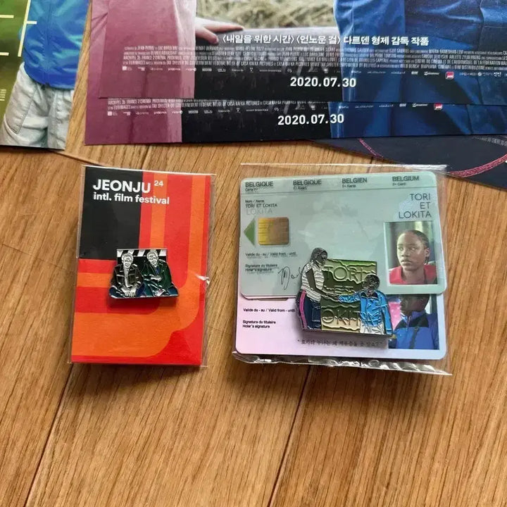 [BUNJANG] Ahmed, The Sons (Les Enfants) Dardenne Brothers Signed A3 Poster &amp; Rosetta Badge Set / 소년아메드 A3포스터 다르덴형제 친필싸인 영화 뱃지 로제타 더차일드 아들