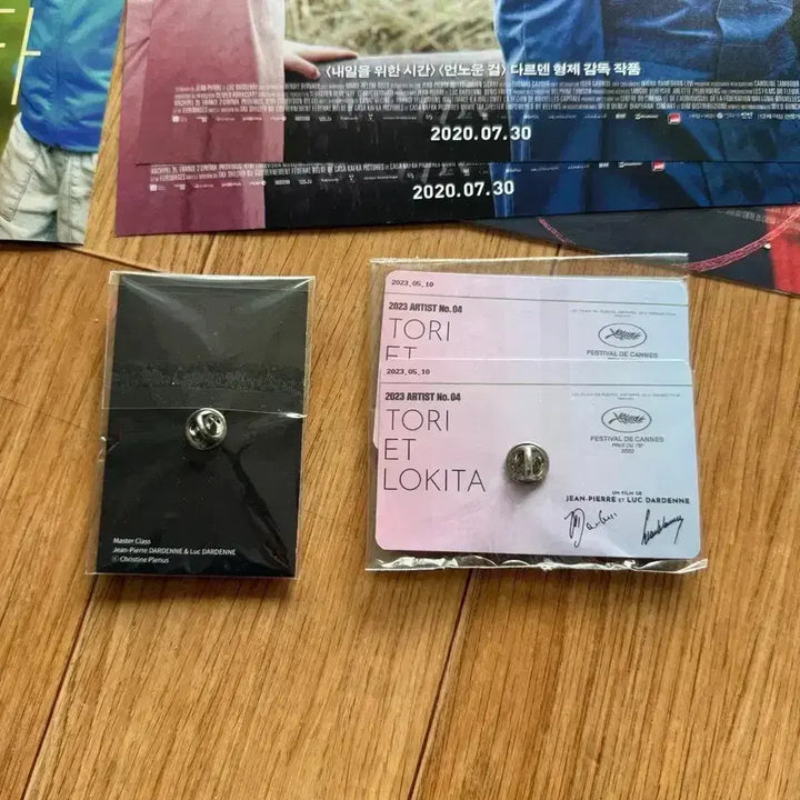 [BUNJANG] Ahmed, The Sons (Les Enfants) Dardenne Brothers Signed A3 Poster &amp; Rosetta Badge Set / 소년아메드 A3포스터 다르덴형제 친필싸인 영화 뱃지 로제타 더차일드 아들